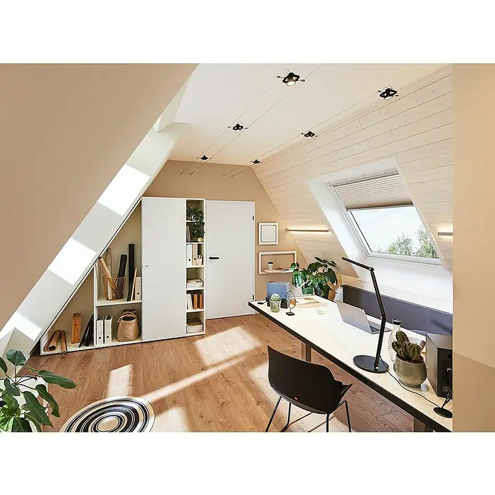 Paulmann Perfil Duo - Largo: 200 cm, Aluminio - Una luminosa habitación abuhardillada con un gran escritorio, estanterías y una claraboya, que deja entrar mucha luz natural. Decoración de oficina moderna con plantas.