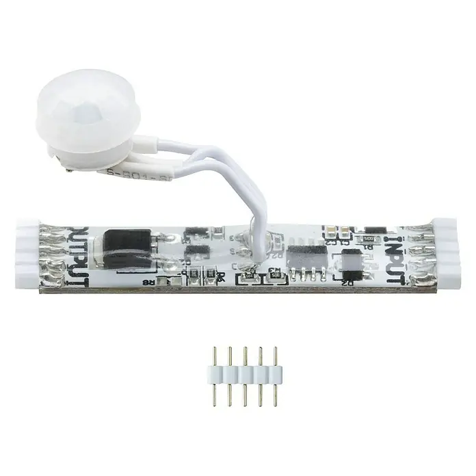 Paulmann MaxLED Sensor de movimiento PIR - Blanco - Primer plano de una tira LED con sensor de movimiento y un conector de cabecera de 5 pines para aplicaciones versátiles.