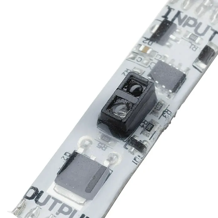 Paulmann MaxLED Interruptor de sensor - 144 W - Primer plano de una tira LED con componentes electrónicos como un receptor de infrarrojos y resistencias.