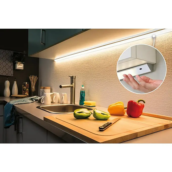 Paulmann MaxLED Interruptor de sensor - 144 W - Decoración de cocina con luces LED bajo el gabinete, verduras frescas y un fregadero.