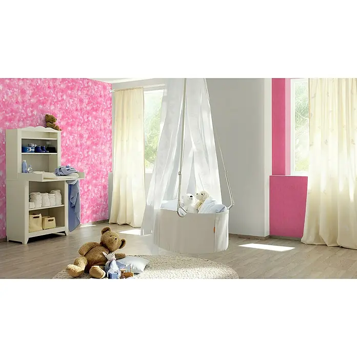 Rasch Kids & Teens III Papiertapete Universum - Pink, Grafisch, 10,05 x 0,53 m - Babyzimmer mit weißem Wickeltisch, Hängekörbchen und Teddybären. Das Zimmer ist in rosa und weiß gehalten.