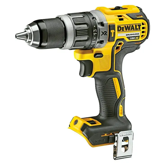 DeWalt XR 18V Taladro atornillador percutor de batería - 18 V, Número máx. de impactos: 34.000 /min, Sin batería, Niveles de par de giro: 15 ud. - Imagen de un taladro inalámbrico amarillo y negro de DeWalt con 'Brushless 18V XR' escrito en él, sobre un fondo negro.