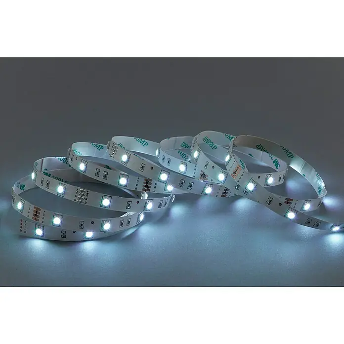 Brilo LED-Band - Länge: 300 cm, RGB - Nahaufnahme eines LED-Streifens, der Licht ausstrahlt. Ideal für Akzentbeleuchtung in jedem Raum.