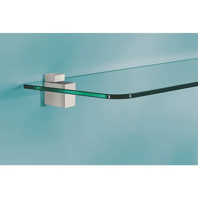 Dolle Wandregalhalter-Set Cuadro - Belastbarkeit: 25 kg, Passend für: Regalbodenstärke 6 - 20 mm, Edelstahloptik, 2 Stk. - Ein modernes Glasregal mit silberner Halterung an einer hellblauen Wand. Das Regal ist minimalistisch und elegant.