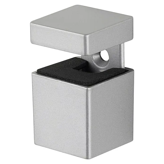 Dolle Wandregalhalter Bloc - Belastbarkeit: 15 kg, Passend für: Regalbodenstärke 6 - 19 mm, Silber, 2 Stk. - Nahaufnahme eines silbernen, quadratischen Glasklemmhalters mit schwarzer Gummieinlage, der Glasplatten sicher hält.