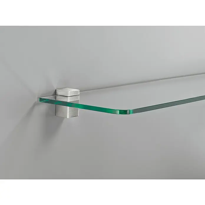 Dolle Wandregalhalter Bloc - Belastbarkeit: 25 kg, Passend für: Regalbodenstärke 6 - 19 mm, Edelstahloptik, 2 Stk. - Naheaufnahme eines schwebenden Glasregals mit quadratischer Halterung an einer grauen Wand, das modernes Design und Funktionalität hervorhebt.