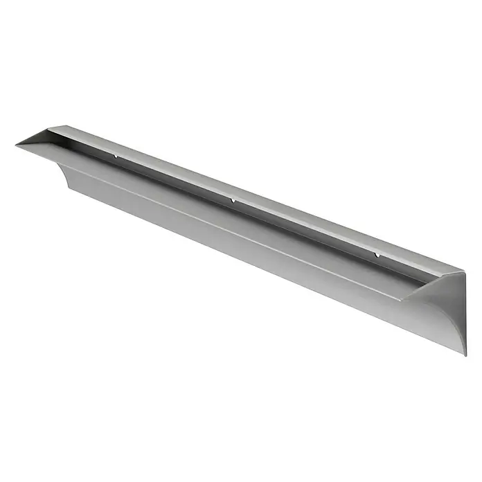 Dolle Regalträger Rail - Länge: 600 mm, Geeignet für: Regalbodenstärke 3 - 8 mm - Nahaufnahme eines modernen, silbernen Wasserfall-Auslaufs mit klaren Linien und eleganter Formgebung.
