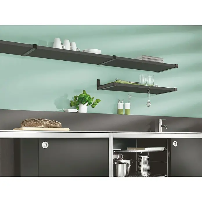 Dolle Balda adicional Sumo - L x An x Al: 40 x 45 x 2,5 cm, Madera, Color: Antracita - Vista de la cocina con estantes en la pared, fregadero y utensilios. Diseño práctico para mayor almacenamiento y orden.