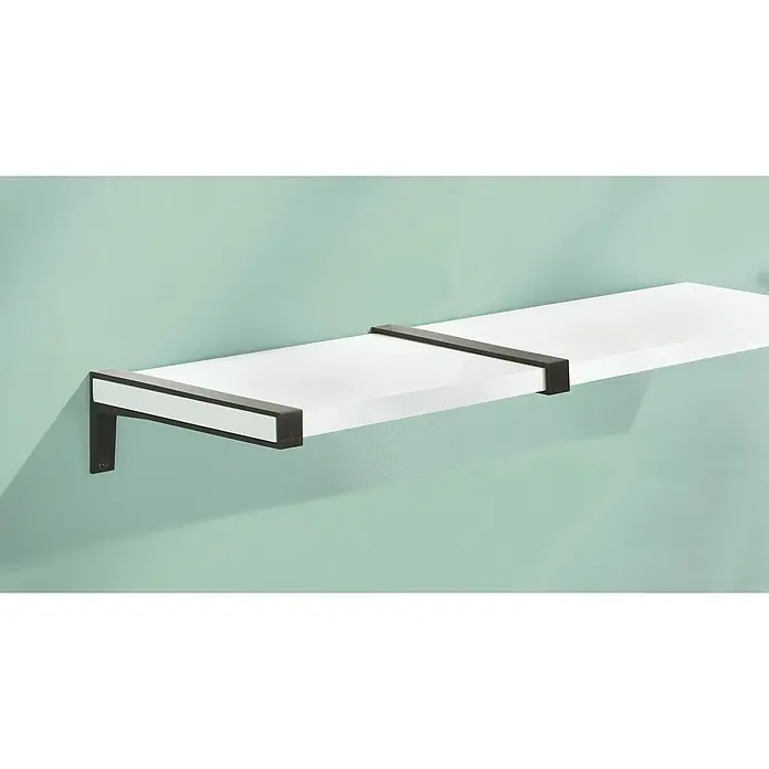 Dolle Estante flotante Sumo - 80 x 30 x 2,5 cm, Carga soportada: 40 kg, Blanco - Un estante de pared blanco con soportes negros sobre una pared verde claro. El estante ofrece espacio de almacenamiento adicional y tiene un aspecto moderno.