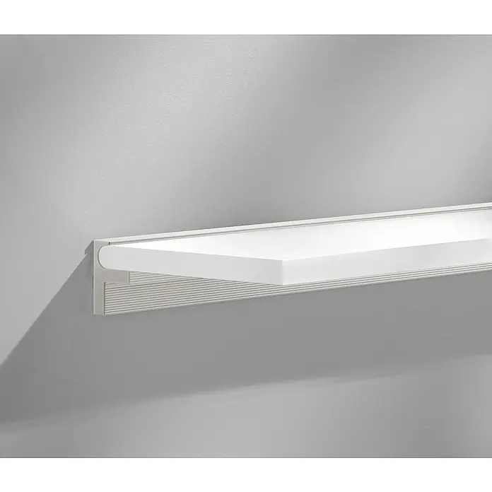Dolle Soporte de pared para estantes Cubewood - L x An x Al: 800 x 78 x 50 mm, Carga soportada: 35 kg, Plateado - Primer plano de un estante flotante blanco con soporte acanalado montado en una pared gris claro.