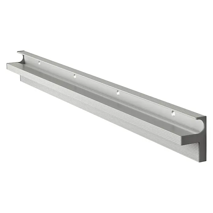 Dolle Soporte de pared para estantes Cubewood - L x An x Al: 800 x 78 x 50 mm, Carga soportada: 35 kg, Plateado - Primer plano de un elegante tirador de armario de aluminio plateado con finas crestas y orificios de montaje sobre un fondo negro.