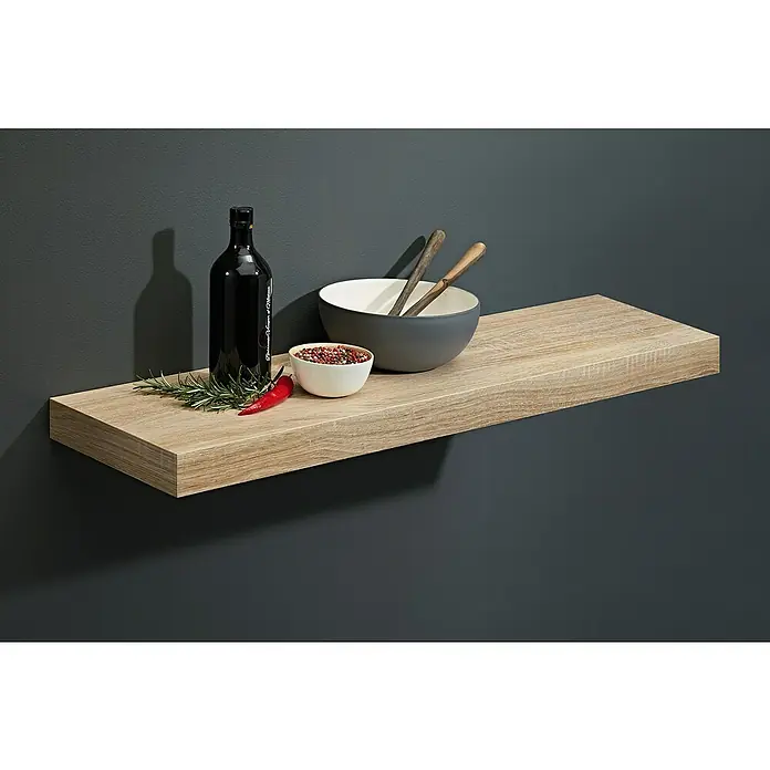Dolle Wandboard Big Boy - L x B x H: 115 x 25 x 5 cm, Eiche, Belastbarkeit: 30 kg - Ein schwebendes Holzregal an einer grauen Wand, dekoriert mit einer Flasche, einer Schüssel, Gewürzen und einem Zweig Rosmarin.