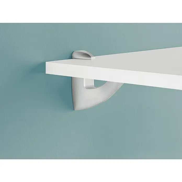 Dolle Wandregalhalter-Set Scoop - Belastbarkeit: 25 kg, Passend für: Regalbodenstärke 5 - 40 mm, Silber, 2 Stk. - Nahaufnahme eines weißen Regals mit silberfarbenen Halterungen an einer blauen Wand. Praktische Wandregale für Ihr Zuhause.