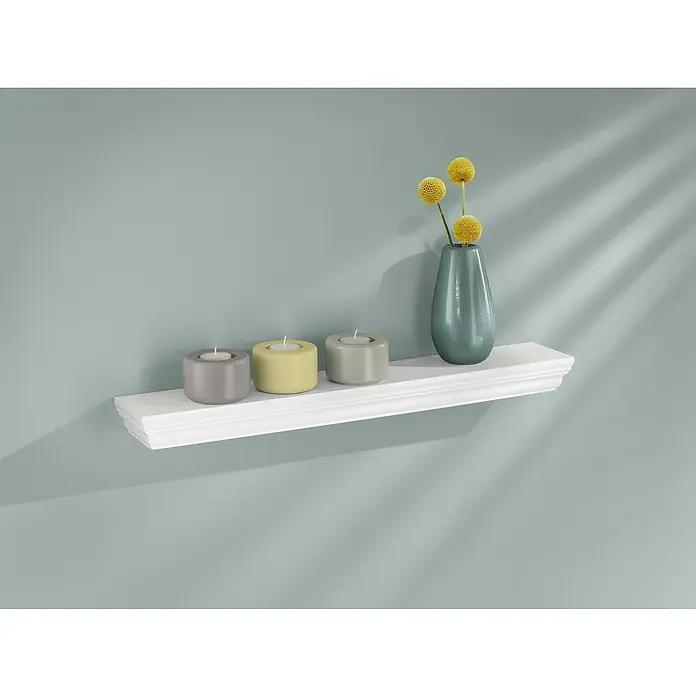 Dolle Estante flotante Profile - L x An x Al: 60 x 10 x 4,5 cm, Carga soportada: 6 kg, Blanco - Estante de pared con portavelas y un jarrón con flores amarillas sobre una pared verde claro. Un toque acogedor y elegante.