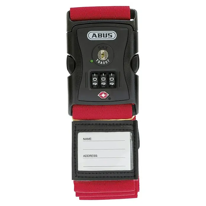 Abus Zurrgurt 620 TSA - Länge: 192 cm, Anzahl Zahlenrollen: 3 Stk., Rot - Nahaufnahme eines ABUS Koffergurts mit Zahlenschloss und Adressanhänger, ideal für sicheres Reisen.