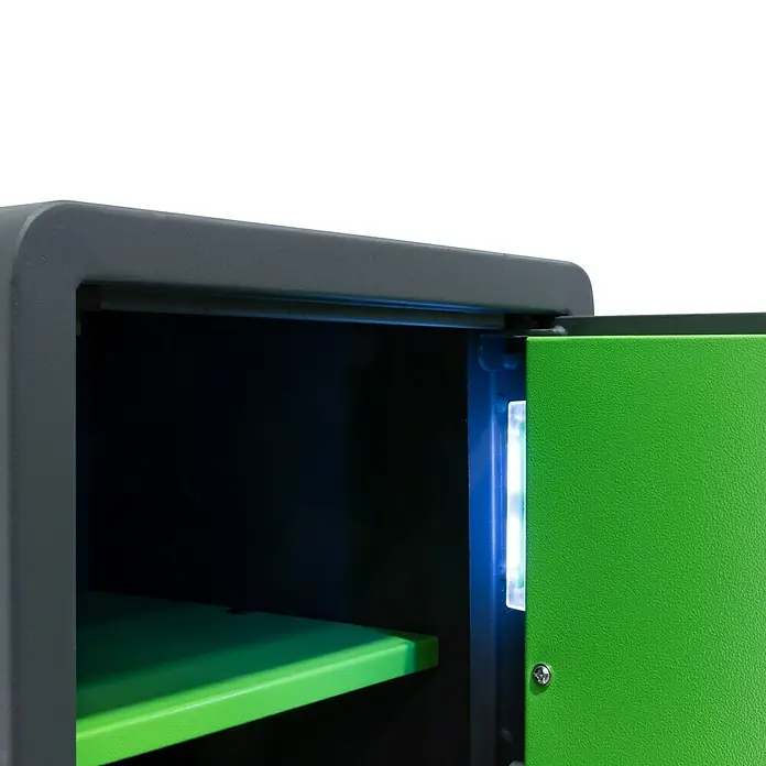 Arregui Caja fuerte Supra 240060 - L x An x Al: 36 x 35 x 38 cm, Códigos de usuario, 39 l - Primer plano de una taquilla de acero verde abierta con iluminación LED. La taquilla está enmarcada en gris y ofrece una solución práctica.