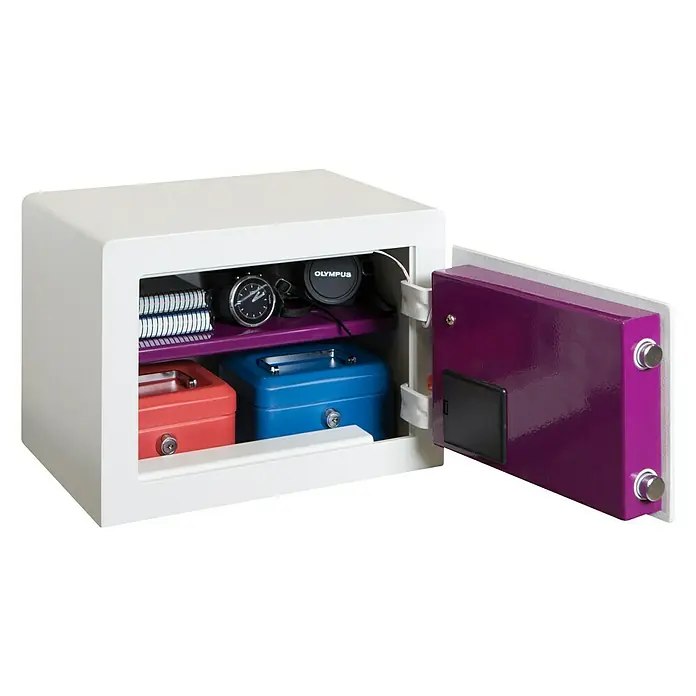 Arregui Caja fuerte Forma Evolution 150020 - L x An x Al: 250 x 350 x 250 mm, Cerradura de combinación electrónica, Blanco - Una caja fuerte abierta en blanco y morado que contiene varios artículos, incluyendo cajas de dinero y una cámara, sobre un fondo negro.
