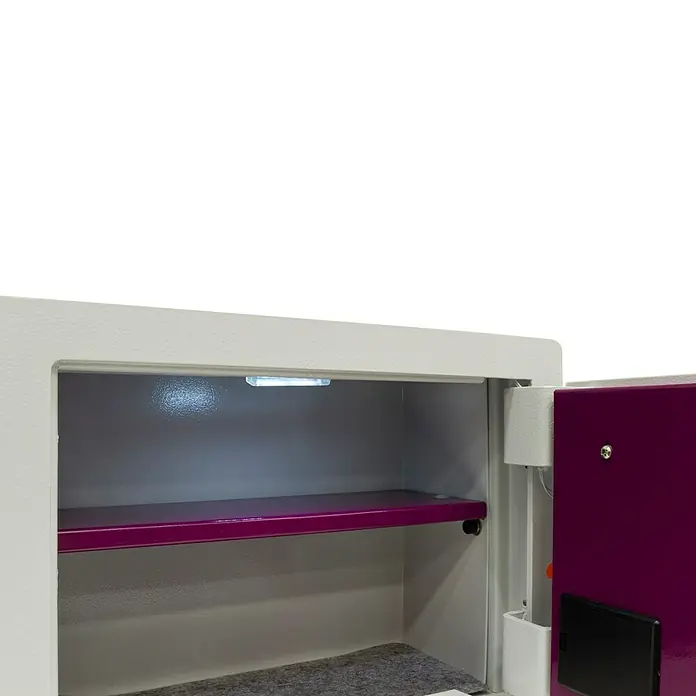 Arregui Caja fuerte Forma Evolution 150020 - L x An x Al: 250 x 350 x 250 mm, Cerradura de combinación electrónica, Blanco - Vista del interior de una caja fuerte con iluminación LED y un estante morado. Un almacenamiento seguro para objetos de valor.