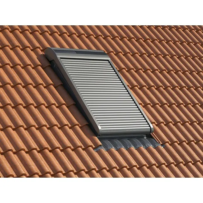 Dachfenster-Rollladen SSR - 55 x 78 cm, Passend für: Solid Elements Dachfenster - Nahaufnahme eines Dachfensters mit Rollladen auf einem Ziegeldach, das die Integration und das Design des Fensters hervorhebt.