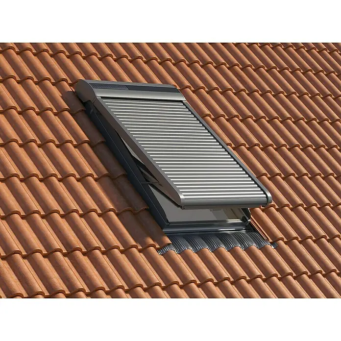 Dachfenster-Rollladen SSR - 78 x 118 cm, Passend für: Solid Elements Dachfenster - Ein Dachfenster mit Rollladen auf einem Ziegeldach. Das Fenster ist teilweise geöffnet und der Rollladen ist heruntergelassen.