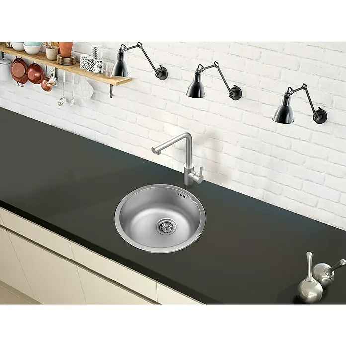Respekta Fregadero encastrable Portland - Diámetro: 44,6 cm, Acero inoxidable - Una cocina moderna con un elegante fregadero de acero inoxidable integrado en una encimera oscura. El diseño es minimalista y funcional.