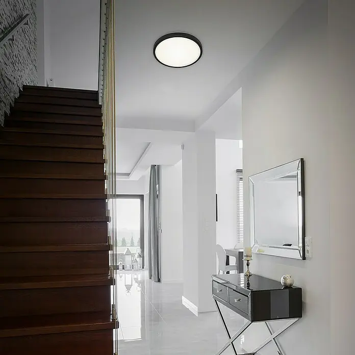 Brilo Plafón LED redondo Manny - 12 W, Ø x Al: 290 mm x 7 cm, Negro, Blanco neutro - Lámpara de techo en un pasillo moderno. La luz redonda con borde negro proporciona una iluminación agradable con un diseño minimalista.