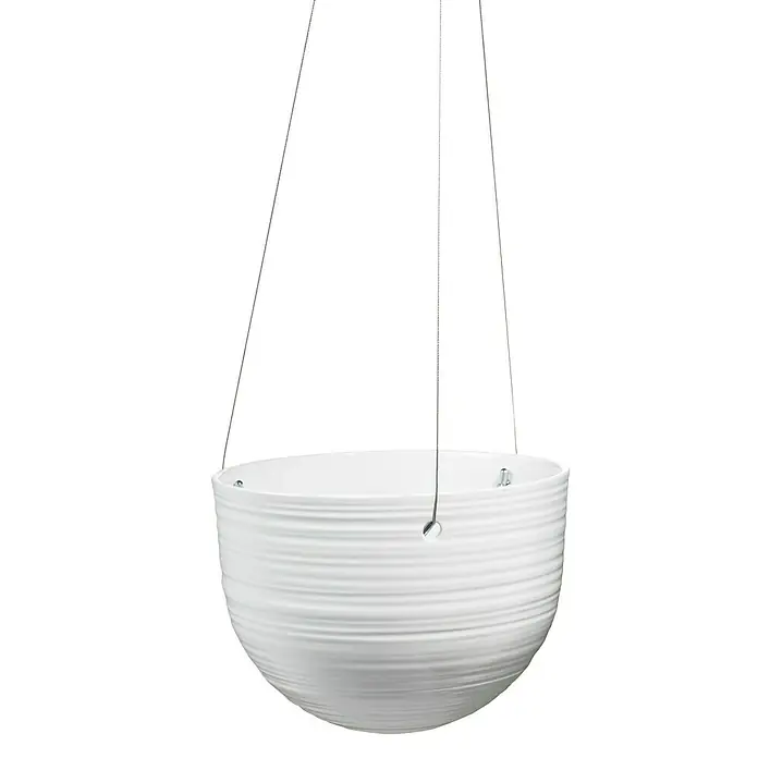 Soendgen Keramik Blumenampel Bergamo - Außenmaß (Ø x H): 18 x 13 cm, Keramik, Weiß - Eine weiße Hängeampel mit dekorativen horizontalen Rillen, aufgehängt an silberfarbenen Aufhängern, ideal für Zimmerpflanzen und zur Dekoration von Räumen.