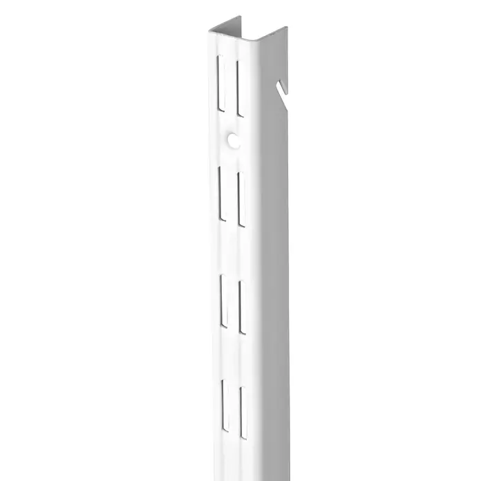 Dolle Walk In Guía para la pared - Largo: 199,5 cm, Acero, Blanco - Primer plano de un solo riel de estantería blanco, con ranuras verticales y un agujero para el montaje en una pared para la configuración de estantes.