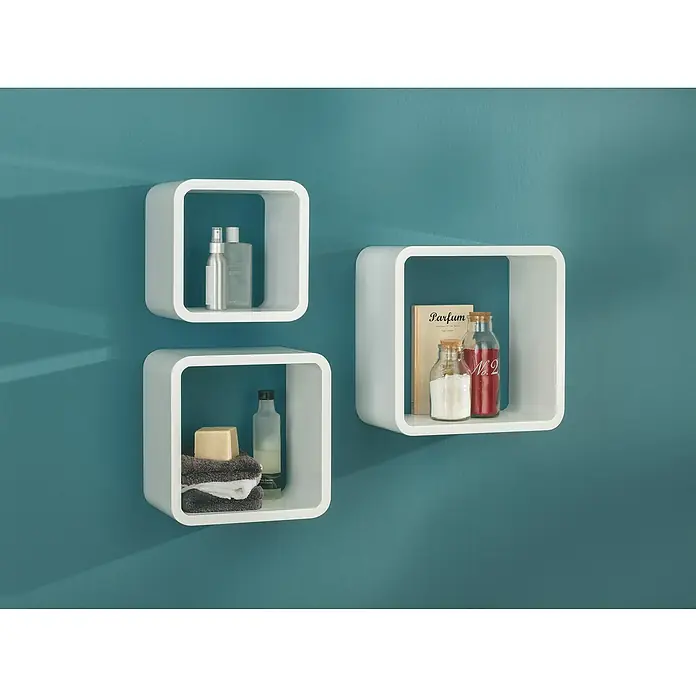 Dolle Wandregal-Set Cube - Weiß, Belastbarkeit: 15 kg - Drei weiße, quadratische Wandregale mit abgerundeten Ecken, die mit verschiedenen Badaccessoires dekoriert sind, setzen einen stilvollen Akzent.