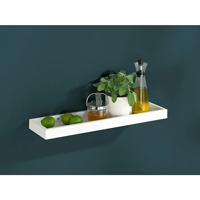 Dolle Wandregal Loggia - L x B x H: 80 x 15 x 4 cm, Weiß - Nahaufnahme eines weißen Wandregals mit Limetten, Gewürzbehälter, Pflanze und Ölflasche vor einer dunkelblauen Wand.