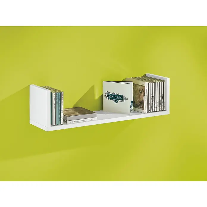 Dolle Estante de pared U-Rack - L x An x Al: 60 x 15 x 15 cm, MDF, Blanco - Un estante flotante blanco que muestra CD de música y libros contra una pared verde brillante, mostrando un diseño moderno y minimalista.