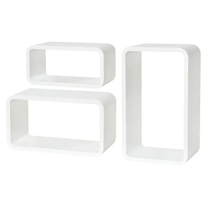 Dolle Set de estanterías Long Cube - 3 pzs., Blanco - La imagen muestra tres estantes flotantes blancos en forma de cubo de diferentes tamaños sobre un fondo negro. Diseño moderno para tu hogar.
