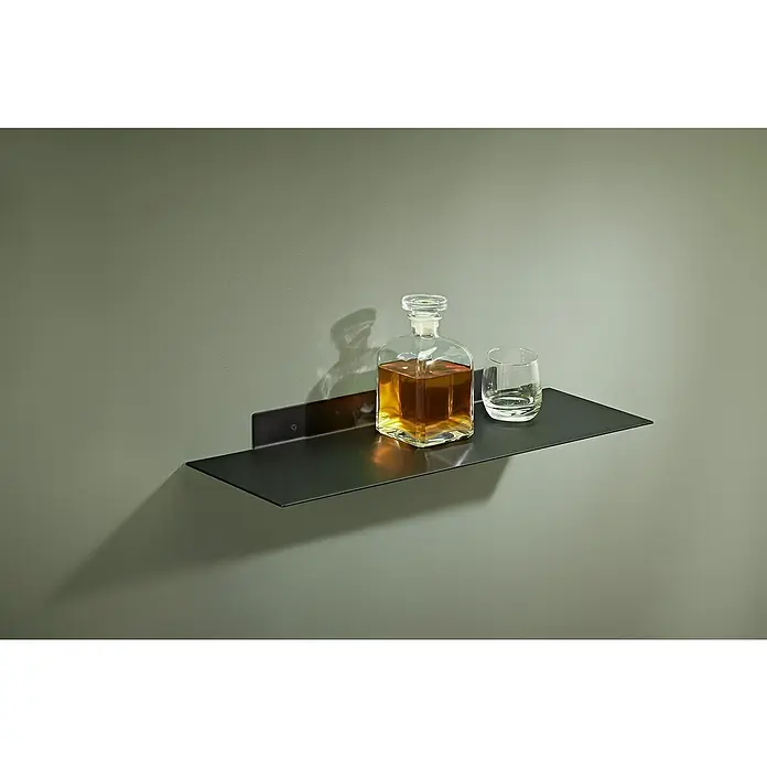 Dolle Estante de pared Katana - L x An x Al: 80 x 20 x 4,5 cm, Negro - Elegante estante de pared negro con una garrafa de whisky y un vaso, combinando diseño elegante con practicidad.