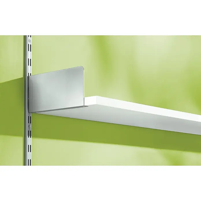 Dolle Soporte de estanterías - L x Al: 250 x 128 mm, Carga soportada: 65 kg, Gris - Primer plano de una estantería blanca con soporte metálico en una pared verde, mostrando diseño moderno y funcionalidad.