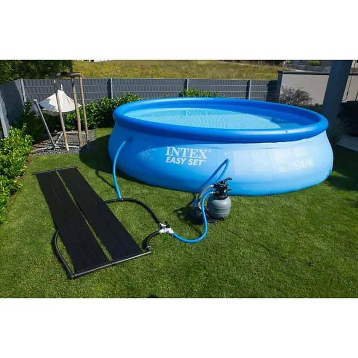 Steinbach Solarkollektor - L x B: 300 x 70 cm, Funktionen: Wassererwärmung - Ein Intex Easy Set Pool mit einem Solarheizsystem auf einem grünen Rasen. Das System umfasst eine Pumpe und einen Solarkollektor.