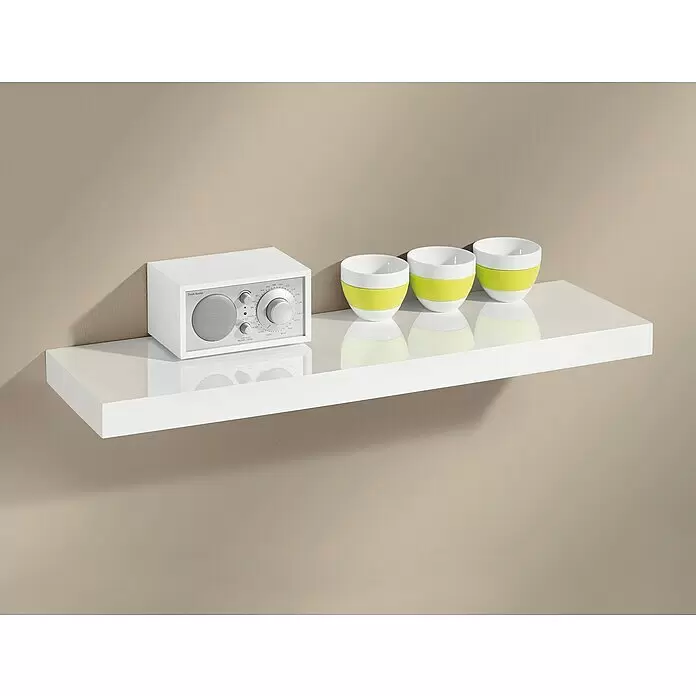 Dolle Estante flotante Big Boy - L x An x Al: 44,5 x 25 x 5 cm, Blanco brillo, Carga soportada: 30 kg - Estante flotante blanco con una radio blanca y tres cuencos blancos con bandas verde lima, montado en una pared beige.