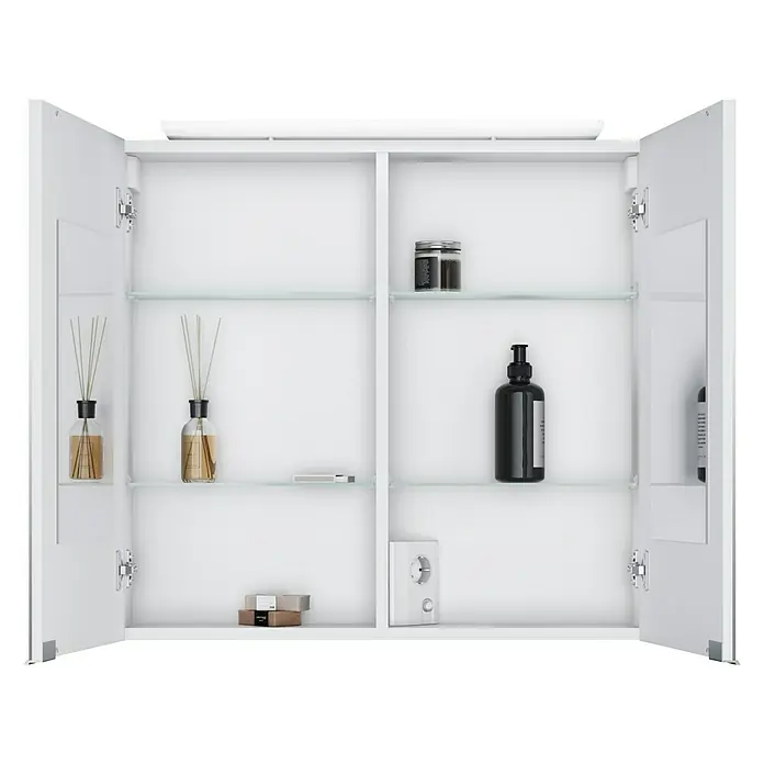 Camargue LED-Spiegelschrank Vela - B x H: 72 x 68,5 cm, Holz, Weiß - Ein offener Badezimmerschrank in Weiß mit Glasböden, der verschiedene Pflegeprodukte und eine Steckdose zeigt.
