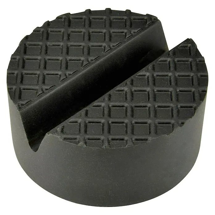 Cartrend Gummiauflage - Geeignet für: Wagenheber - Ein schwarzer Gummiklötz für Wagenheber mit einer Nut und einem Schachbrettmuster oben, isoliert auf Schwarz.