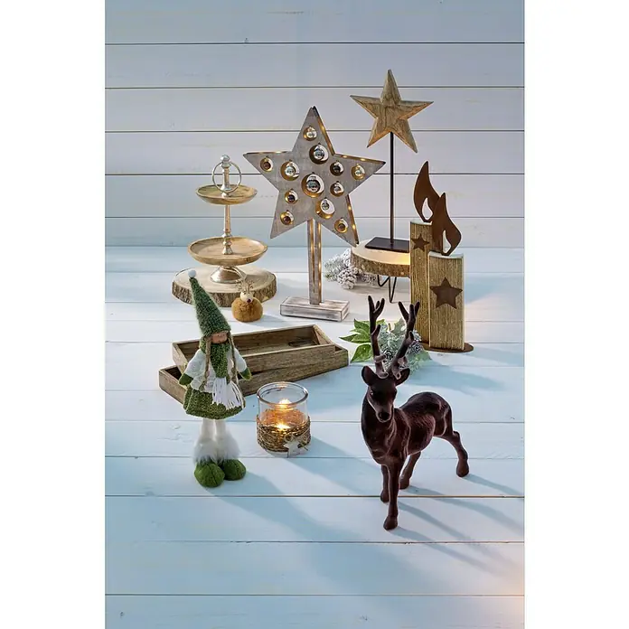 Christbaumschmuck Hirsch mit Fell - Braun, Kunststoff, Rund - Weihnachtliche Dekoration mit einem Stoffwichtel, einem Hirsch, Sternen und einem Kerzenhalter auf einem Tisch.