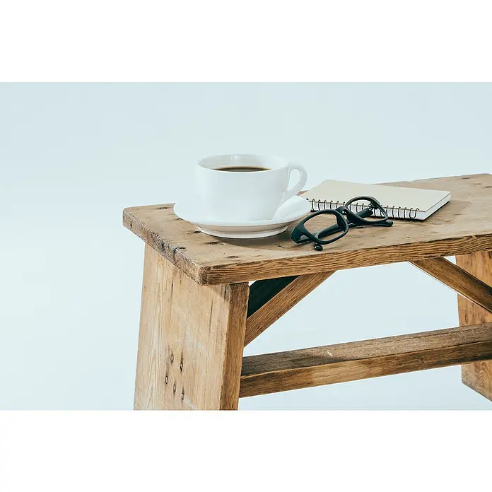 Tablero de madera maciza Tarugo - Abeto rojo, L x An x Es: 80 cm x 38 cm x 50 mm, Anchura resultante: 30 cm - 38 cm - Naturaleza muerta con una taza de café, gafas y cuaderno sobre una mesa rústica de madera, ideal para un ambiente de trabajo relajado.