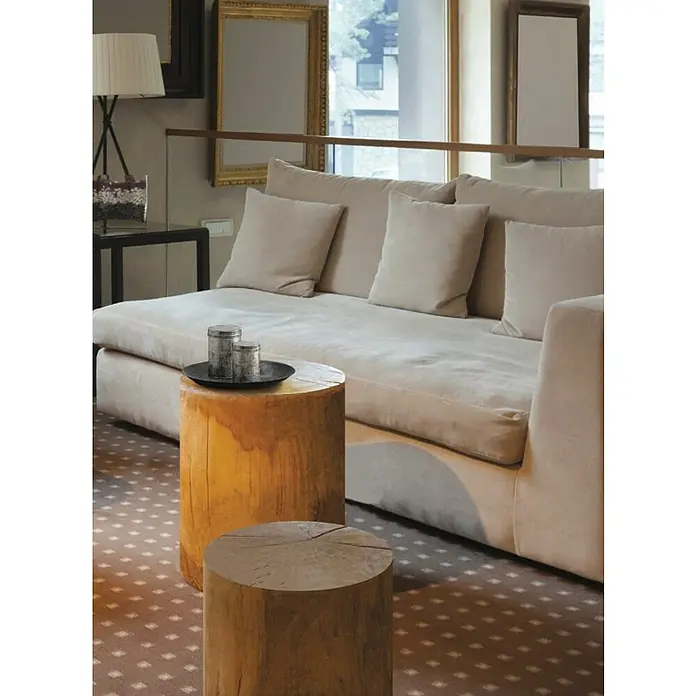 Bloque de madera maciza redondo 45 - Abeto, Ø x Al: 30 x 45 cm - Primer plano de una sala de estar con un sofá beige, dos mesas de tocón de árbol y objetos decorativos.