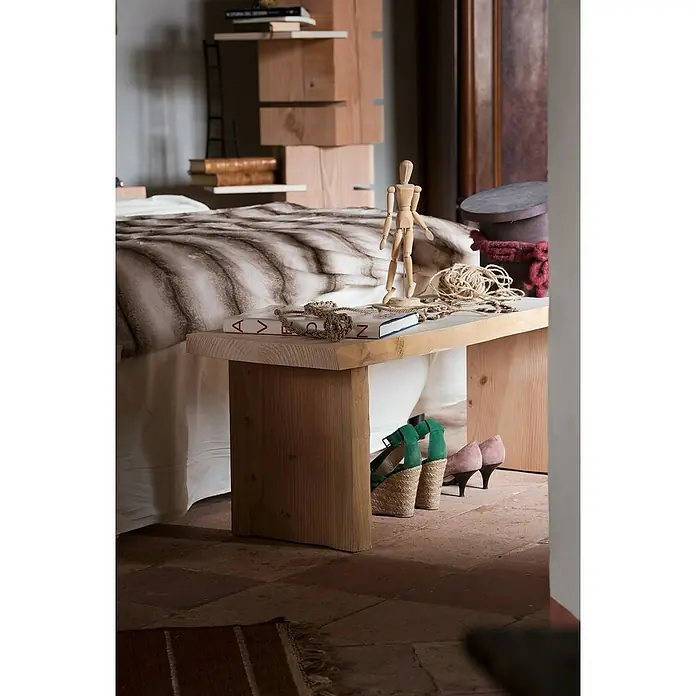 Tablero de madera maciza Tarugo - Abeto rojo, L x An x Es: 120 cm x 38 cm x 50 mm, Anchura resultante: 30 cm - 38 cm - Maniquí de madera decorativo y accesorios en un banco de madera junto a una cama, con zapatos verdes y rosas debajo.
