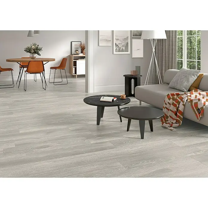 BHS Showroom Pavimento cerámico Sanford - 24 x 95 cm, Gris - Los azulejos de suelo con aspecto de madera clara en la sala de estar crean un ambiente acogedor. El diseño moderno encaja perfectamente.