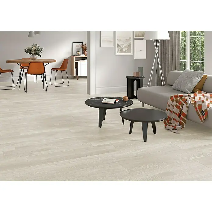BHS Showroom Pavimento cerámico Sanford - 24 x 95 cm, Blanco - Elegante sala de estar con suelos de madera clara que crea un ambiente cálido y acogedor. Los suelos de madera son el elemento central.