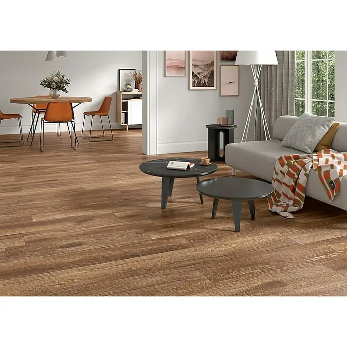 BHS Showroom Pavimento cerámico Sanford - 24 x 95 cm, Natural - Acogedora sala de estar con un enfoque en el cálido suelo de madera, que aporta al espacio un ambiente acogedor y natural.