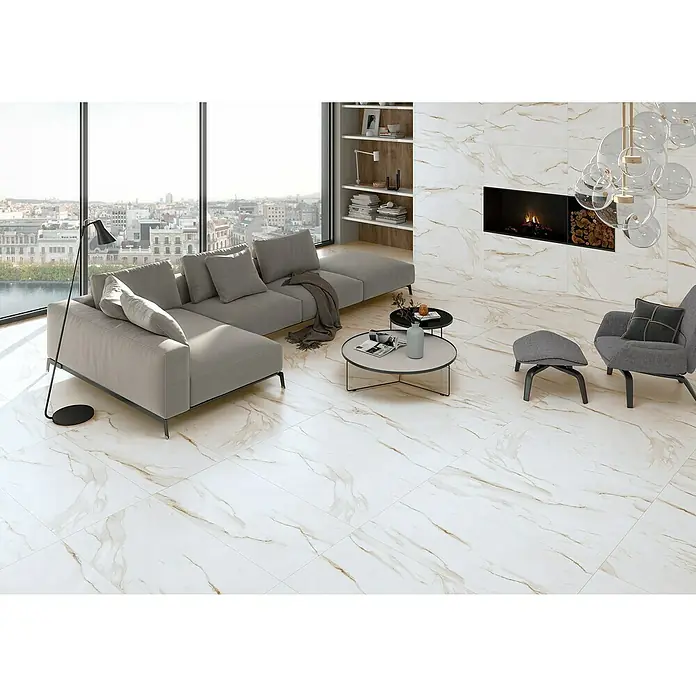 BHS Showroom Pavimento porcelánico Syros - 120 x 60 cm, Oro, Rectificado - Elegante sala de estar con baldosas de mármol blanco y dorado, creando un ambiente elegante. Las baldosas añaden un toque lujoso a la habitación.
