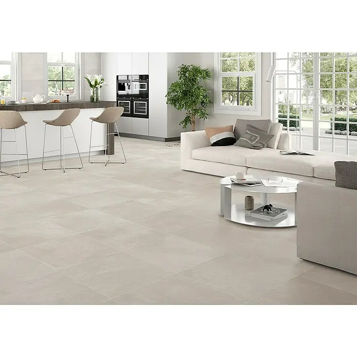 BHS Showroom Pavimento porcelánico Rodano - 100 x 100 cm, Tiza, Rectificado - Amplia habitación con baldosas beige en el suelo, creando una estética elegante y moderna. Perfecto para salón y comedor.