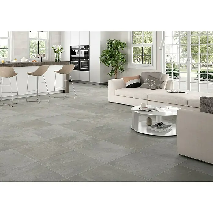 BHS Showroom Pavimento porcelánico Rodano - 100 x 100 cm, Gris oscuro, Rectificado - Interior con baldosas cuadradas modernas en gris, a juego con la decoración para un aspecto general armonioso.