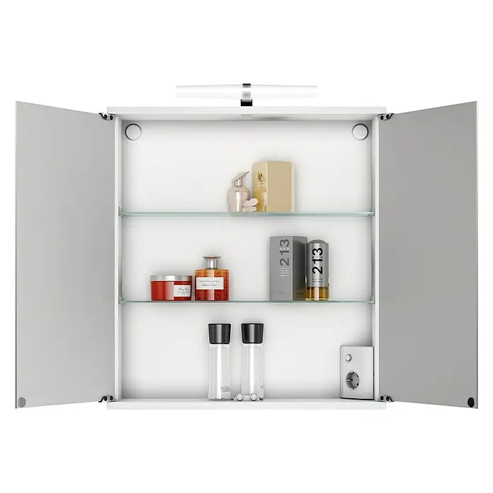 Camargue LED-Spiegelschrank Kyla - B x H: 60 x 69,4 cm, Holz, Weiß - Ein offener Spiegelschrank mit zwei Glasböden, gefüllt mit verschiedenen Kosmetikartikeln, vor einem neutralen, schwarzen Hintergrund.
