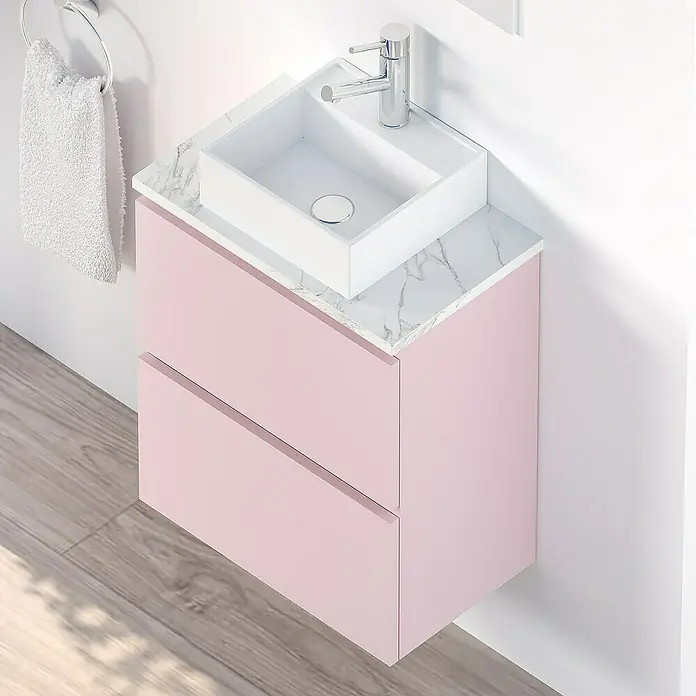 Artysan Conjunto de mueble de baño Picolo - Rosa, Mate - Tocador de baño rosa con encimera de mármol y lavabo cuadrado moderno, acompañado de un toallero y grifo.